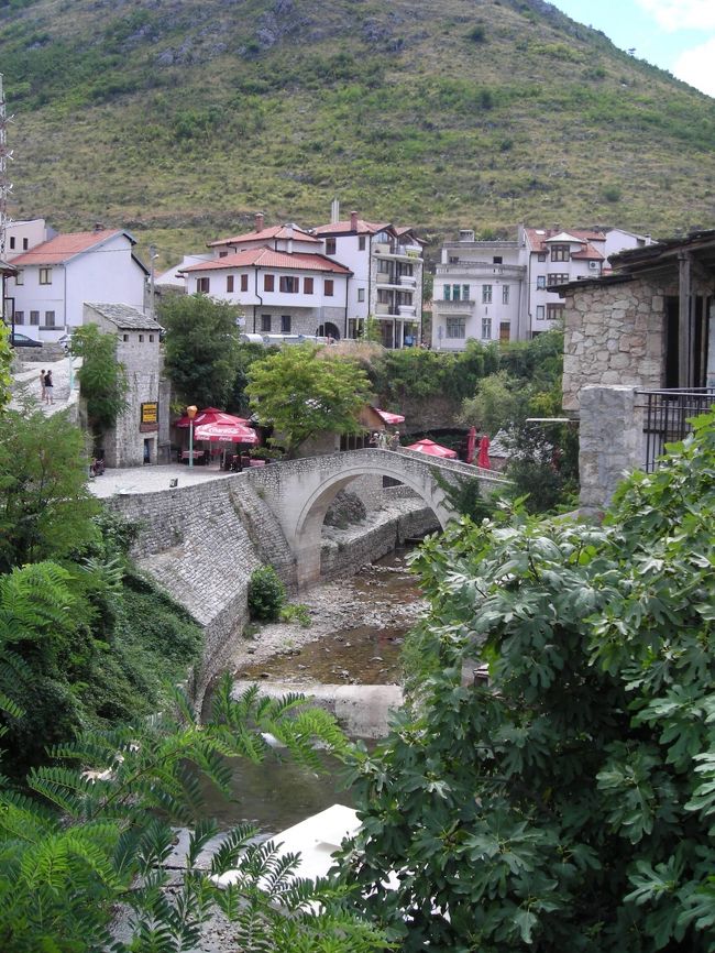 スターリ・モストの西側の支流にかかる小さな橋。これもなかなか情緒があります。