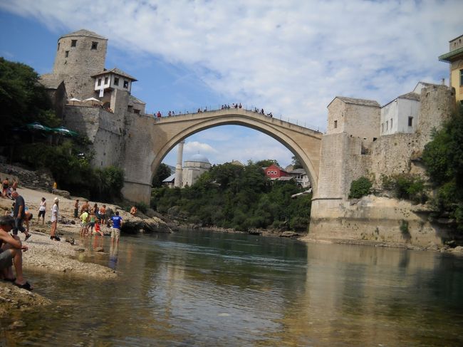 スターリ・モストの下では子供たちが泳いだり、水遊びをしています。<br />水がとてもきれいです。でも冷たい！