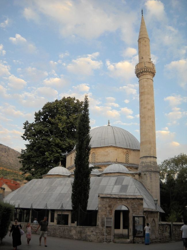 あまりにも暑かったのでスターリ･モストを見たあとはホテルに戻ってエアコンの効いた涼しい部屋で昼寝をする。<br />夕方、少し涼しくなった頃に観光を再開する。<br />これは「カラジョズ・ベコヴァ・ジャミーヤ」という名前のイスラム寺院。