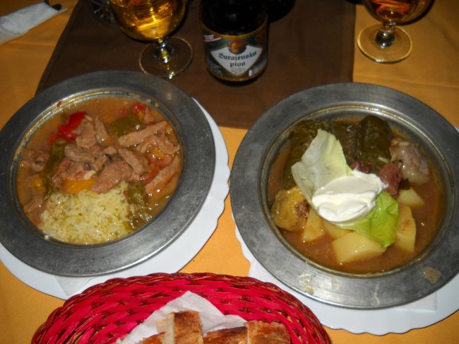 スターリ･モストの西側にある「Sadrvan(シャドルヴァーン)」というレストランで夕食。<br />煮込み料理を２品。スパイシーではあるけど辛くはないカレー味(？)。パプリカ、玉ねぎと共に肉が柔らかく煮込まれている。