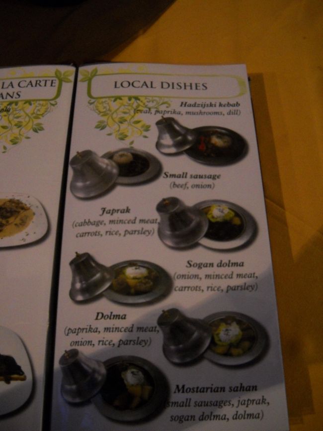 鉄製のタジン鍋のような容器です。<br />テーブルに料理を置くと、ウェイターさんは蓋を取って持って行ってしまったので写真が撮れなかった。ちょっと見辛いけどメニューの写真を載せておきます。