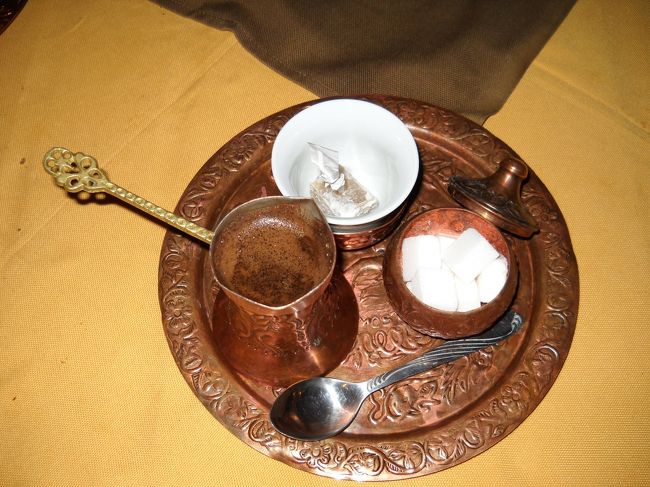 ボスニア風コーヒー。<br />お土産屋さんにこういう銅製の器がたくさん売られてて、何に使うのかな？・・って思っていたんです。ここで解決しました。<br />コーヒーは粉っぽかったです。ゆっくりと時間をかけて粉を沈殿させてから飲むものだったのかもしれません。<br /><br />以上にビール２本で合計18ユーロ也。