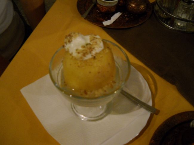 デザート。あてずっぽで注文したので何が出てくるか・・ワクワクしていたら「リンゴのコンポート」が出てきました。さっぱりとした甘味で、中にはナッツがぎっしり詰まってて、上には生クリーム。これは当たりでした。<br />