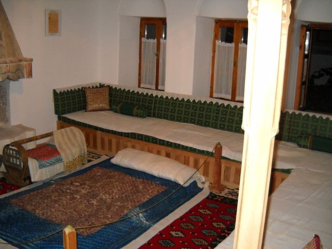 ホテルに戻ると、ホテルのオジサンが「まだ博物館を見学していなかったでしょ」と、博物館の明かりをつけてくれました。<br /><br />ここは居間なのか、寝室なのか？