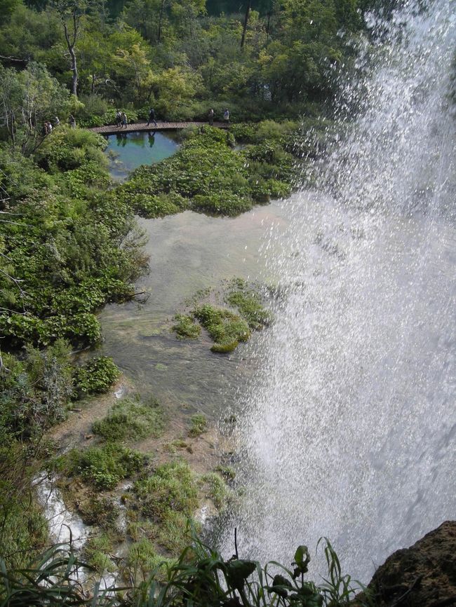 水しぶきを浴びながらも滝に接近。<br />下を覗いたら・・あまりの高さに足がすくみました。