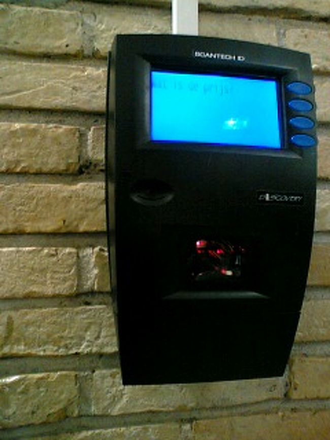 スーパーに設置されているこの機械に商品のバーコードをかざすと値段がわかります。