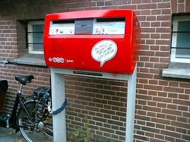 日本と同じく赤いポスト。でも、ちょっと横長ですね。