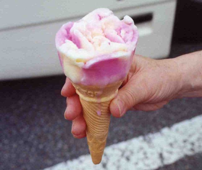 ババヘラ。<br />おばちゃん（ババ）がヘラでバラの花のようにきれいに盛りつけて（？）くれるから『ババヘラ』だそうです。おじちゃんが売る『ジジヘラ』や若い女性が売る『ギャルヘラ』もあるそうなんですが、残念ながら遭遇できず。<br />アイスではなくシャーベットでした。黄色のバナナ味とピンク色のイチゴ味らしいんですが…ちょっとわかりませんでした。ただ、アイスと違いさっぱりしてておいしいです。<br />こちらも夏に秋田にお出かけの際は是非！！