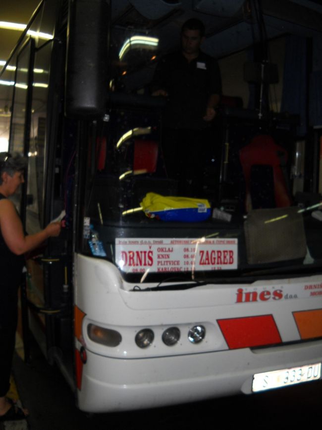 プリトヴィッツェ10:45発のバスに乗ってザグレブへ。プリトヴィッツェは始発ではなく、途中のバス停。ただバス停があるだけ。事前に切符を買うことも出来ないので、もちろん座席指定もなく、通りすがりのバスに乗り込むことになる。もしすでに満席だったら通路に立ったまま・・ということになる。不安な気持ちでバスを待つ。<br />やはり、バスの中は混んでいる。夫と並んで座れるのは一番後ろの席のみ。車酔いしやすい私としては出来れば後部席は避けたいところだったが仕方がない。知らない人の隣でゲロを吐くよりは思い切って夫の膝の上にぶちまけるほうがいいだろう。洗濯をするのは私だから。<br />(バス代・Kn75/1人)<br />