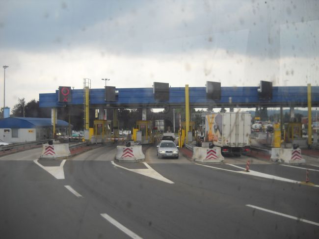 バスは思ったほど揺れなかった。おまけに途中からは高速道路に入る。<br />朝からのウォーキングの疲れでウトウトしているうちにザグレブに到着。