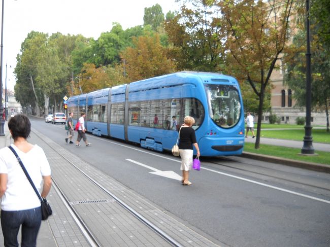 ザグレブのバスターミナルで空港バスの乗り場をチェックしておこうとするが、なかなか見当たらない。バスターミナルは１階が乗り場、２階がチケット売り場になっていてインフォメーション窓口もあった。尋ねると、バスターミナルビル１階の北東の角、クロアチアエアラインのオフィスがバス乗り場だと教えられる。行ってタイムテーブルを確認しておく。<br /><br />その後、トラムに乗ってホテルへ向かう。(8Kn/1人・キオスクで購入)