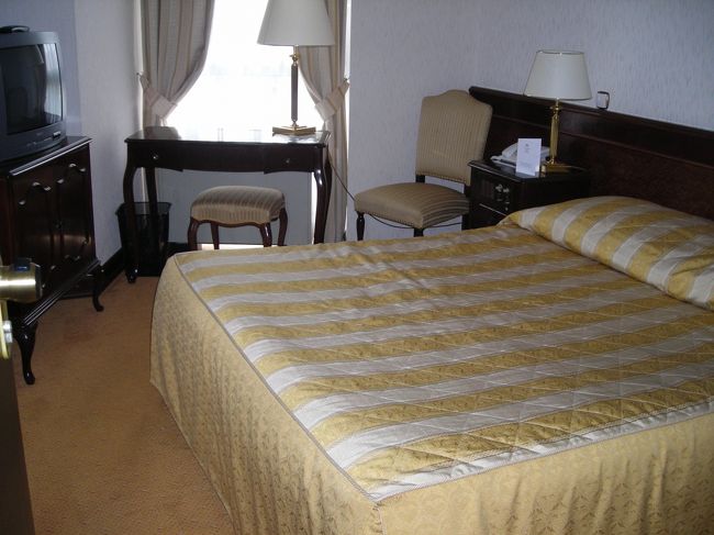 今までの海沿いの町のホテルに比べると値段の割りにゴージャス。お買い得感がある。おまけに、これまでで初めてセーフティボックスがある！パスポートを持ち歩かなくてもいい・・と思うと、なんだか開放感を感じる。旅行中ずーーっと、腹巻貴重品入れを巻いていたので、いつもお腹に汗をかいて辛かった。が、使おうとしてボタンを押してもセーフティーボックスが反応しない。ウンともスンとも言わない。ホテルの人に見てもらったら電池切れ。新しい電池を入れてもらってようやくロックがかかった。
