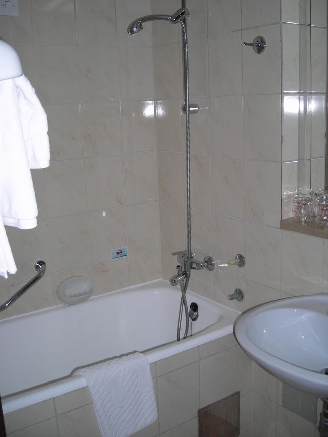 お風呂も広々。<br />ただし、建物が古くて配管に問題あり。他の部屋で流す水の音が恐ろしく響き渡る。