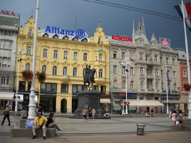 街に繰り出す。<br />イェラチッチ広場。首都の、それもメインの広場の割りに人が少ない。<br />街全体にのんびりした感じがする。