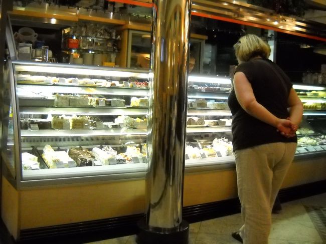 「Vincek」というケーキ屋さん。ケーキの他にアイスクリームも売っている。<br />テイクアウトも出来るし、奥にはテーブル席もある。人気のお店のようでいつも人がたくさんいる。