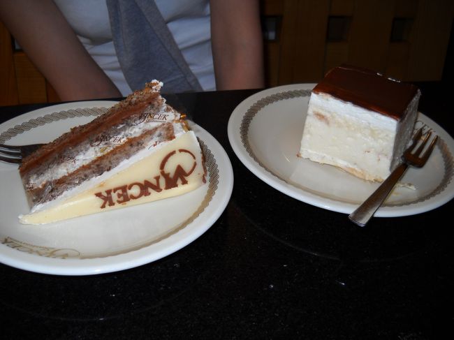 どっしりとした店構えの割りには、奥のテーブル席は明るくモダン、というか、安っぽい、ファーストフード店のような感じでもある。店内にはビデオが流れていてケーキを作る工程を紹介している。<br />ケーキは大きい割りにさっぱりとぺろっと平らげることが出来ました。