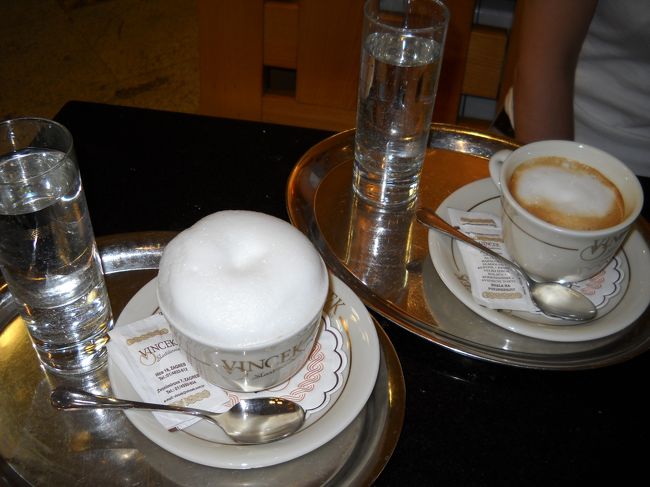 ケーキだけ頼んでも水が付いてきます。周りを見渡すと、地元の人はほとんど水とケーキのみ。<br />でも、コーヒーに水が付いてくるなんてウィーン風？<br /><br />ケーキと飲み物・２人分で合計・Kn44也。<br /><br />テーブルには分厚い、立派な本が置いてあった。何か・・と思ったら、パフェのメニュー。すごくたくさんの種類のパフェがありました。パフェも食べてみたかったーー。