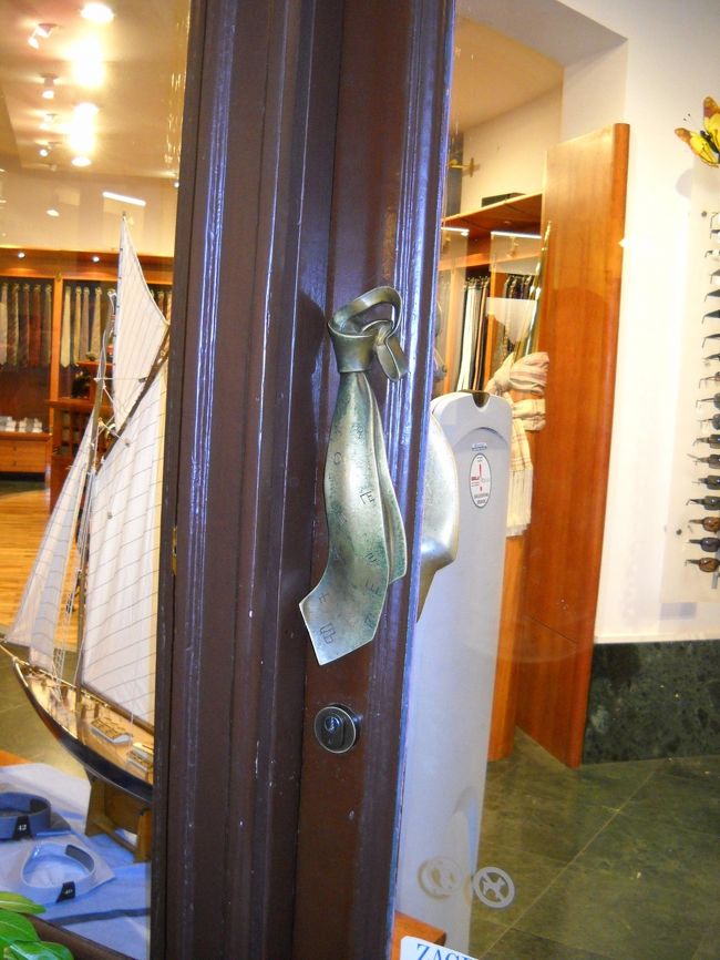 今回の旅はまだほとんどお土産を買ってなかった。実際、「これ欲しい！」と思えるものにも出会わなかった(レースやラベンダー製品くらいしか印象にない)。が、ザグレブはスーパーマーケット探索も楽しいし、洋服、雑貨店もたくさんある。お買い物魂がうずく。<br />夫が買った「クロアタ」というネクタイ店のドアノブ。ネクタイの形になっています。