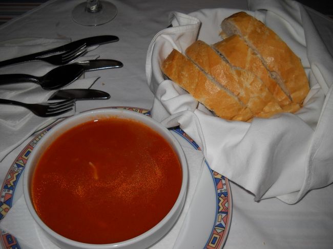 買い物に夢中になっていたら雷の音と共に大雨が降っていた。雨宿りしながら、軒下を転々としながら、なんとかホテルに帰る。<br />夜になって雨脚は弱まったが、空はまだ黒い雲に覆われている。今日は近場のレストランで食事をすることにする。<br />ホテルの近くの「Tomislav」という食堂。昼間、店の前を通った時、お客さんがたくさん入っていた。<br />雨のせいで気温が下がり、外のテーブルで食事をするには肌寒い。店内のテーブルにつく。<br />