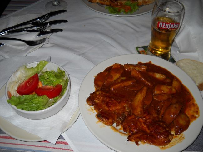 スープ、サラダ、メイン、パン、デザートがついたセットでKn35。安い！<br />おまけに店の雰囲気から想像した通りのボリューム。トマトスープだけで十分お腹が膨れそうな量だ。おまけに具にパスタが入っている。サラダも山盛り、豚のステーキにパプリカ入りのデミグラスソースがかかったメイン料理も見ただけでお腹がいっぱいになりそうな量。どれも美味しいんだけどね。