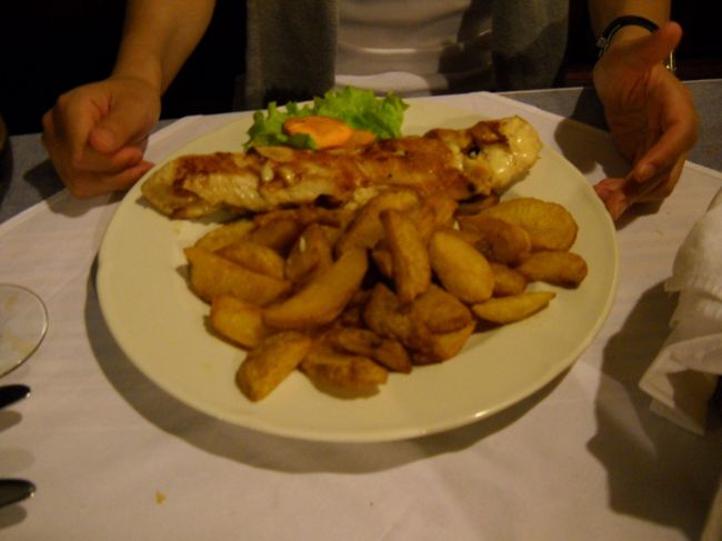 夫は上のセット料理を注文したが私はアラカルトで一品だけ。だって、そんなに食べられないから。チーズと魚肉ソーセージのようなものを巻いたチキングリル。柔らかくて美味しいけど・・巨大。おまけに付け合せのフライドポテトは食べても食べても全然嵩が減っていかないほどの山盛り。