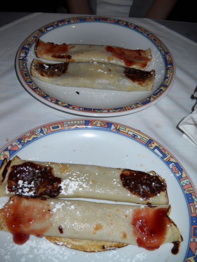 ポテトは残しながらもなんとか肉を平らげた頃、お店のオバサンがパラチンケンを２皿持ってきて、笑顔で「あなたにもサービス」と言うじゃありませんか。気持ちはとっても嬉しいのですが、ちょっと拷問っぽくもあり・・。夫のものを一口味見させてもらうだけで十分だったのに・・。しかし、食べましたよ。とにかく押し込みました。せっかくのご好意ですから。<br /><br />以上にビール２本で合計・Kn90也。安い！<br />ドブロヴニクではビールがKn20していたけど、この店ではKn9！