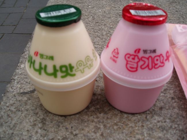 夜食はコンビニで☆<br />バナナ牛乳とイチゴ牛乳。<br />甘くておいしい(^^)b