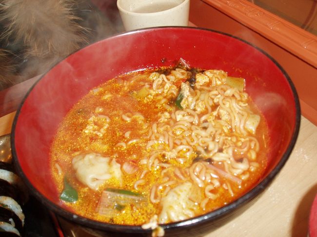 すっかり忘れてて食べかけ．．<br />餃子ラーメン☆<br />キムチラーメンの間違いでは．．<br />おいしいけど辛い！！