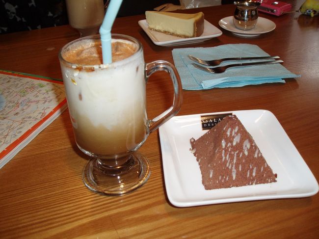 ハニーカフェラテとケーキ ☆<br />甘い！！<br />ほんま甘い！！<br />甘すぎる！！