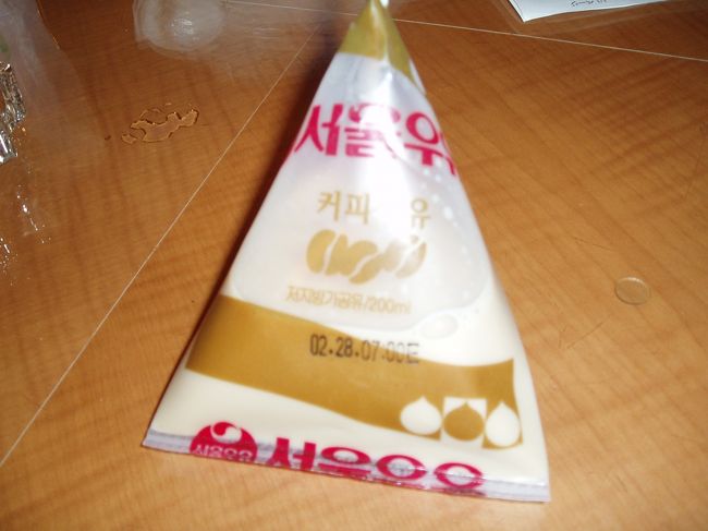 いろいろ買い物しまくった後はホテルでまったり☆<br />コンビニのコーヒー牛乳。<br />甘すぎずいい感じ♪