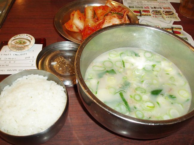 めっちゃおいしい(>ω<)<br />見た目なこってり感はまったくなくあっさりとおいしい！！<br />キムチをいれてもまた違った味で美味！！<br />ぽぽ的にはソウルで一番おいしかった♪