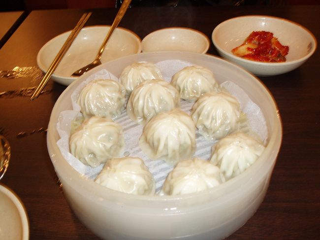 マンドゥ☆<br />おいしい！！<br />肉まんのようで中は餃子みたいな(笑)