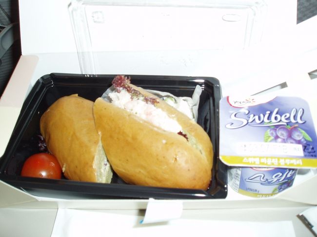 帰る前にクリスピークリームドーナツを購入☆<br />仁川空港でも買い物を続けお茶をして飛行機に搭乗。<br />機内食は微妙．．<br />帰りの車を考えてビールは我慢(>_<)<br /><br />あっちゅう間に帰国．．