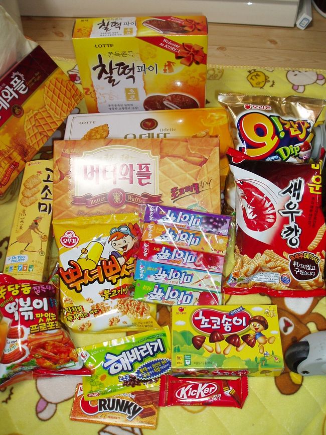 お菓子の山☆<br />ひまわりの種チョコ<br />ロッテのバターワッフル<br />チョコ餅<br />は買いだめすべき！！<br />日本のお菓子より美味でした♪