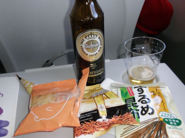 さっそくいただきます☆<br />ドイツビールに日本からおつまみ持参。