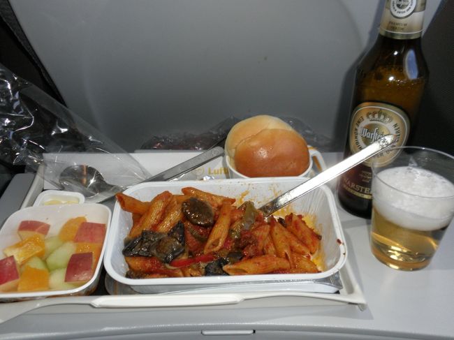 ２回目の機内食☆<br />幕の内かペンネラビアータ<br />ぽぽはペンネを選択。<br />まぁそこそこ。普通に機内食のお味でした。