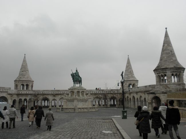 漁夫の砦☆<br />真ん中の銅像は初代国王、聖イシュトバーン