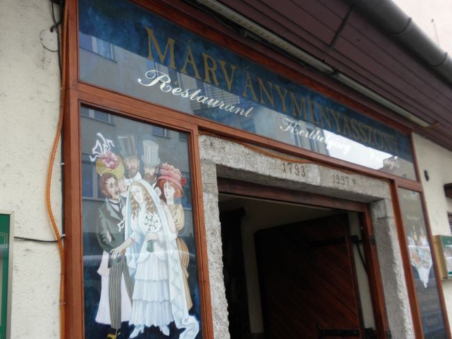 お楽しみのランチ☆<br />大理石からできた花嫁っていう名前のレストラン。