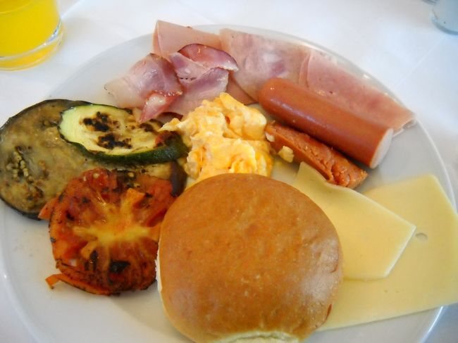 ホテルの朝食はビュッフェ形式。種類も豊富。