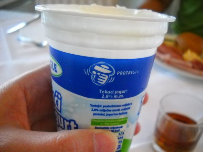 ヨーグルトの蓋を開けたら・・しゃびしゃび。パッケージをよく見てみると「蓋を開ける前によく振りなさい」と書かれている。なるほど、分離していたのかと思い、蓋を閉じてこぼれないように振る。少し濃度は出たが・・ゆるめ。夫は「これは飲むヨーグルトだ」と言って飲んでいるが・・それもまた違うと思う。周りの人はスプーンで食べてるよーー