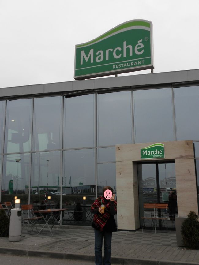 ブダペストからスロバキアに移動☆<br />途中のパーキングエリア。<br />トイレの半券で同じ金額の買い物ができる。<br />オレンジジュースは絞ってるのでおいしい☆☆