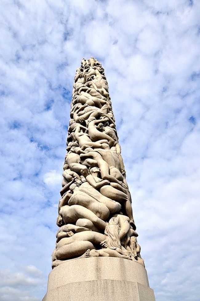 モノリッテン<br /><br />目玉というべき彫刻はこの巨大な人の塔らしい。<br />