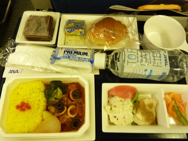 お待ちかね、機内食です。<br />シーフードのトマト煮、サフランライス、ポークのゴマダレ、ポテトサラダにチョコレートケーキ。<br /><br />これを食べたら映画観ようっと。