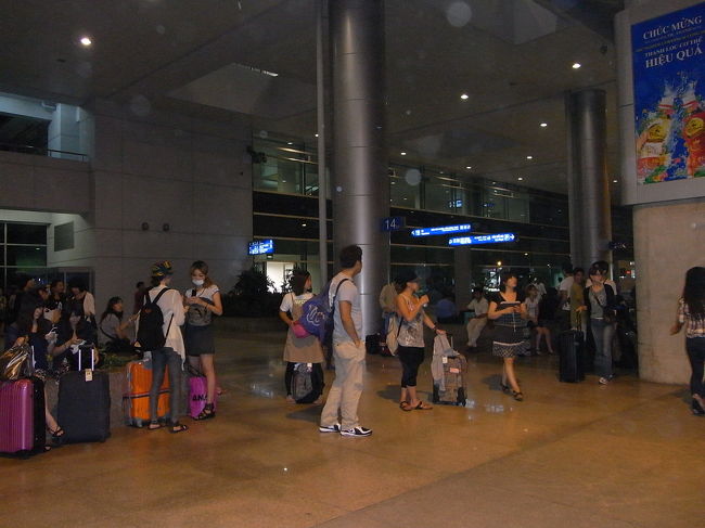 約６時間でタンソンニャット国際空港に到着。<br />空港の中は分かりやすい作りでした。<br /><br />出迎えの人は、軽く２００人位はいたとおもうな〜。<br />程なく、その中から、ひらがなで書いた名前を持つ係員さんを発見。<br />ヨロシクネ〜！！