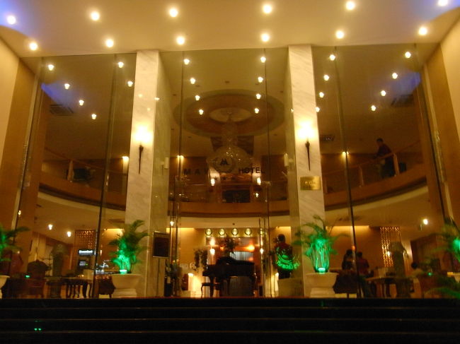 約３０分で市内に着きます。<br />近くて良いね〜。<br /><br />今回のホテル。<br />ちょっぴりグレードアップしてもらいました。<br />ドンコイから２本東に入った、「メイホテル」です。<br />http://www.mayhotel.com.vn/introduce.php<br /><br />2007年に出来た、比較的新しいホテルです。<br />口コミも良さそうだし、メインストリートより静かかも、と選びました。<br /><br />