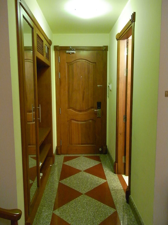 部屋からドア方面。<br />セーフティーボックスがないと書いてあったけど、私の部屋にはありました。<br />使用したけど、問題もありませんでした。