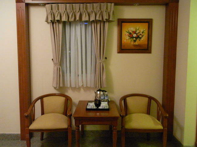 小さい方の窓。<br />コーヒー、紅茶が置いてありました。<br />フルーツはなし。