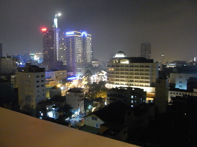 大きい方の窓からの眺め。<br />禁煙、シティービューのリクエストが通ったようです。<br />一安心。<br />高いビルがシェラトンとカラベル。<br />丸い頭は市民劇場。<br />灯が眩しい。