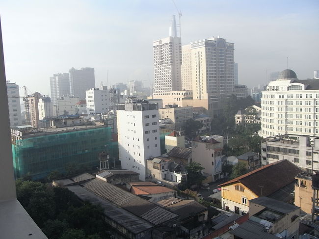 朝になったよ！<br />お〜、こういう眺めだったのね。<br /><br />良い天気だけど、さすがホーチミン、既に空気が淀んでそう。<br />マスク要るのかな〜。