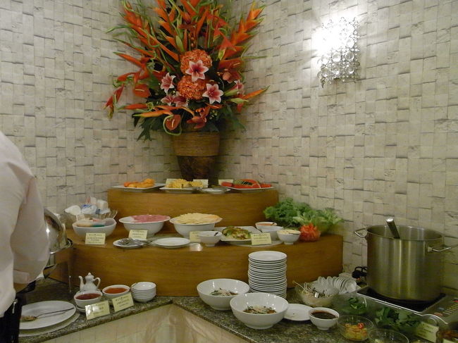 私たちの朝ごはんは、1Fのレストランで。<br />フォーあり、お粥あり、ベーコン、タマゴ、炒め物料理数種類と